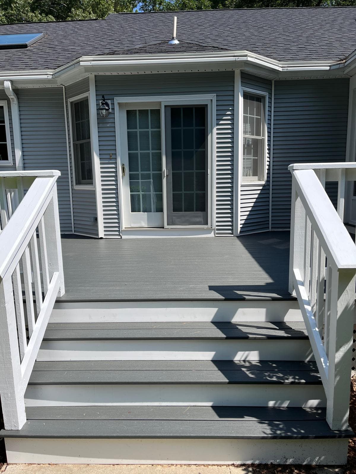 Gallery photos for Stunning Home Transformation with Vibrant Door: Image #1